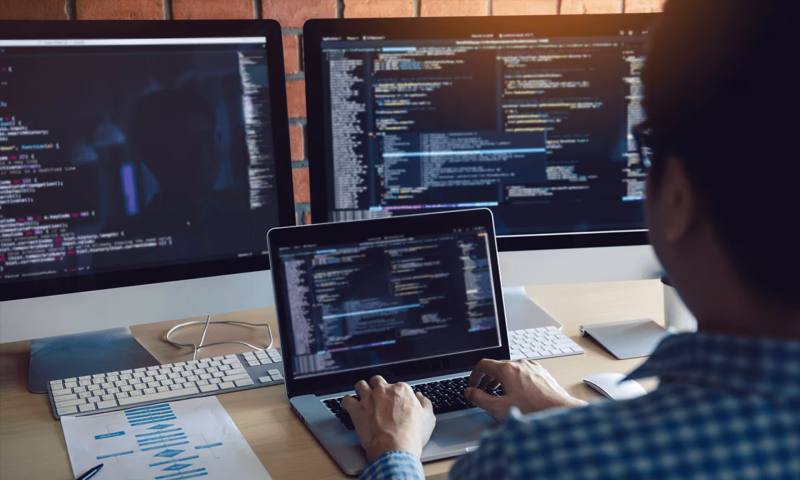 数据科学选型:R与Python如何赋能三元区网站建设?